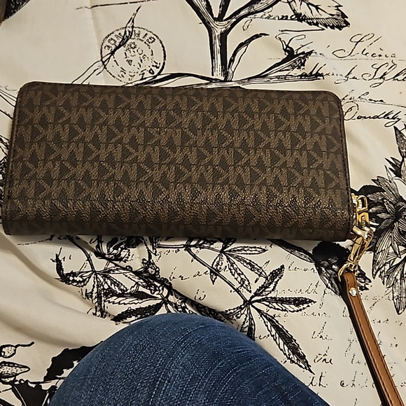 Michael Kors purse, wallet and makeup bag - Picture 8 of 9